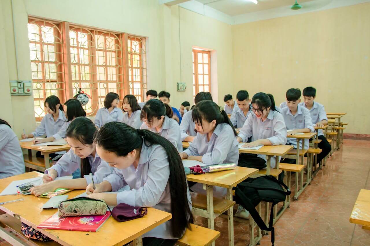 Chương trình và tài liệu dạy học bằng ngoại ngữ theo Nghị định 222